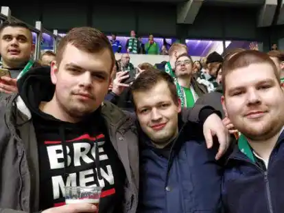 Drei der sieben Gr&uuml;ndungsmitglieder des Werder-Fanclubs &bdquo;Gr&uuml;n Wei&szlig;e Raute Ammerland&ldquo; beim Ausw&auml;rtsspiel gegen den Hamburger SV im Februar (von links): Lennart Schwarz (1. Vorsitzender), Simon Hobbiebrunken und Steffen Hohnholz (2. Vorsitzender).