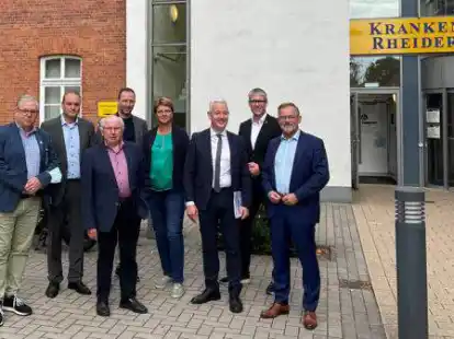 Freuen sich auf die Neubauten (von links):  Holger Glienke (Gesch&auml;ftsf&uuml;hrer Klinikum Leer gGmbH), Architekt Karsten Woltermann, Jakobus Baumann (1. Vorsitzender des Allgemeinen Krankenhausvereins), Henning Fietz (Gesch&auml;ftsf&uuml;hrer der Suchtkrankenhilfe Ostfriesland, Betreiber Haus Fresena), Meta Jan&szlig;en-Kucz (2. Vorsitzende  des Vereins f&uuml;r Gesellschaft zur Hilfe f&uuml;r suchtgef&auml;hrdete und Menschen, Vizepr&auml;sidentin des Nieders&auml;chsischen Landtages), Landrat Matthias Groote, Weeners B&uuml;rgermeister Heiko Abbas  und Bernd Lindemann (Schriftf&uuml;hrer des Allgemeinen Krankenhausvereins).