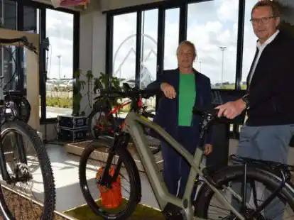 Mirjam Van Coillie, Gesch&auml;ftsf&uuml;hrerin der Marke Kalkhoff, und Wolfgang Wildemann, Gesch&auml;ftsf&uuml;hrer f&uuml;r den operativen Bereich, begr&uuml;&szlig;ten am Freitag geladene G&auml;ste zur offiziellen Er&ouml;ffnung der neuen Fahrradproduktion im Ecopark.