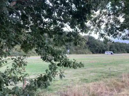 In diesem Bereich soll der Wohnmobilhafen auf einer Fl&auml;che der Stadt Aurich entstehen. Sie wird zur Zeit als Parkplatzerweiterung f&uuml;r den Badesee genutzt.