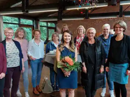 Die neue Leiterin der Ev. Kita Roseggerstra&szlig;e, Cristina Schmidt (mit Blumen), wurde w&auml;hrend eines Gottesdienstes in der Kreuzkirche von Pastorin Kerstin Ke&szlig;ler (rechts) gesegnet. Auf dem Bild, das w&auml;hrend eines Empfangs entstand: die Kolleginnen der Kita.