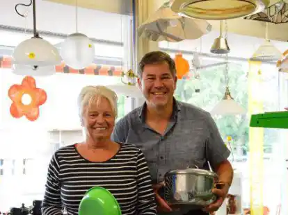 Hilke Kmieciak und Andr&egrave; Sabzog mit einem Teil der aktuellen &bdquo;Renner&ldquo; des sozialen Kaufhauses Zetel. Insgesamt wurden in den vergangenen Wochen rund 350 T&ouml;pfe, 35 Toaster, 20 Mikrowellen sowie 45 Kaffeemaschinen an ukrainische Gefl&uuml;chtete ausgegeben.