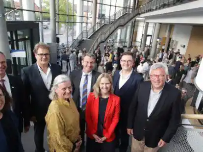 Gastgeber und Referenten der Wissenschaftssoiree der Universit&auml;tsgesellschaft Oldenburg (v.l.) Stefanie Sievers-Glotzbach, Ralph Bruder, Dirk B&uuml;sch, Katharina Al-Shamery, Thomas Boyken, Ulla Licandro, Mark Schweda und Werner Brinker.