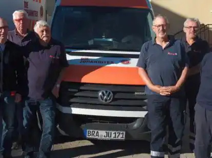 Marc Gutschker, Gerd Heidemann, Max-Peter Michel, Rolf Blumenberg, Frank D&ouml;nselmann und Rolf Krause (von links) brachten die Hilfsg&uuml;ter nach Litauen.