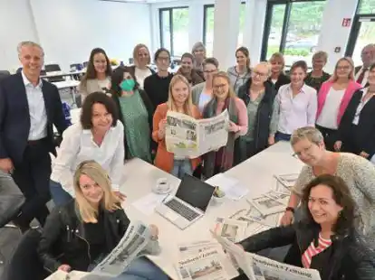 Bei der Einf&uuml;hrungsveranstaltung des diesj&auml;hrigen Zisch-Projekts: die Lehrerinnen aus der Stadt Oldenburg, den Landkreisen Cloppenburg und Wittmund und der Stadt Emden mit Uwe Mork (NWZ Mediengruppe, links), Dr. Silke Dreger (hinten, 2. von rechts) und Dr. Winfried Spiegel (hinten rechts) und Julia Timling (LzO, mittlere Reihe 2. von rechts) und Kerstin Akkermann (Sparkasse Leer-Wittmund, mittlere Reihe, rechts)