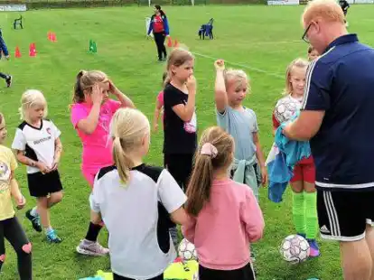 17 M&auml;dchen aus der Gemeinde Gro&szlig;enkneten nahmen am Fu&szlig;balltag des ASV teil.