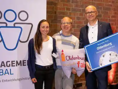 Gro&szlig;e Freude: Jannika Mumme und Frank Hinrichs aus der Stadtverwaltung nahmen den Preis f&uuml;r Oldenburg gemeinsam mit J&ouml;rg Meier (Mitte) vom Aktionsb&uuml;ndnis &bdquo;Oldenburg handelt fair&ldquo; entgegen.