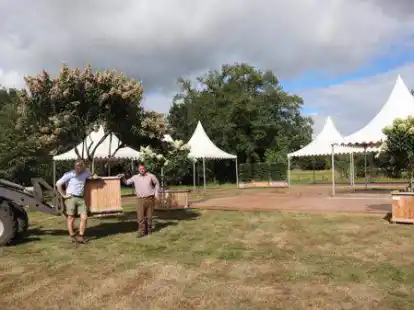 Beim Aufbau f&uuml;r die Landpartie auf Gut Horn: Veranstalter Gregor Schober (links) und G&auml;rtner S&ouml;ren Saueressig
