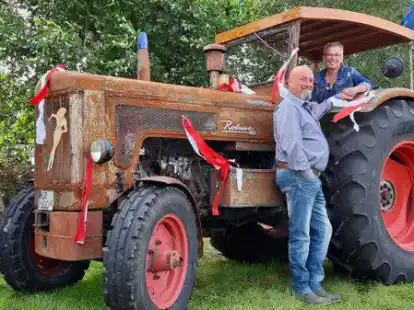 Frisch getraut auf dem alten Gef&auml;hrt: Das Ehepaar Kleen.