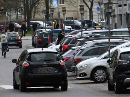 Viel Parksuchverkehr: An der Straße Schloßplatz halten täglich viele Autos. Wie es dort weitergeht, wird seit Monaten diskutiert.