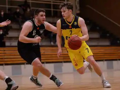 Unterlag mit den Baskets Juniors/TSG Westerstede in Aschersleben: Fritz Hemschemeier (am Ball).