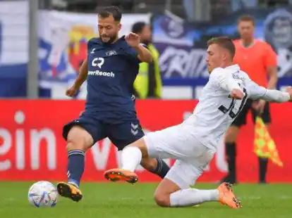 Umk&auml;mpft: Oldenburgs Kamer Krasniqi (links) im Duell mit Bayreuths Nicolas Andermatt