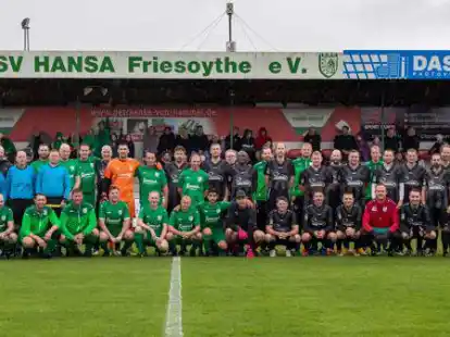 Die Finalisten freundschaftlich vereint: Der SV Hansa Friesoythe (gr&uuml;ne Trikots) und die  SG Molbergen/Ermke vor dem Anpfiff.