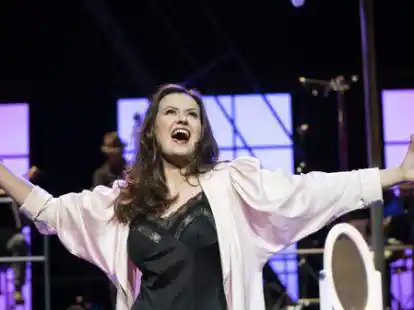 Martyna Cymerman, Sopranistin am Staatstheater Oldenburg, als Cathy Hiatt in &bdquo;Die letzten f&uuml;nf Jahre&ldquo;: Am 16. Oktober singt sie beim Sitzkissenkonzert in der Aula des Gymnasiums Edewecht f&uuml;r Kinder und S&auml;uglinge.