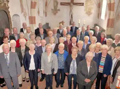 Diese Frauen und M&auml;nner sind vor 60 bis 75 Jahren konfirmiert worden. Gemeinsam mit Pastor J&uuml;rgen Menzel (mittlere Reihe, links) feierten sie ihre Jubil&auml;en.