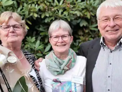 Wechsel: Nach der Wahl dankte Gisela Janssen (Mitte) den scheidenden Vorstandsmitgliedern Uwe Last und Gerda Elsen-Dieckmann f&uuml;r die langj&auml;hrige Mitarbeit.  Ihr ehrenamtlicher Einsatz stellt eine wichtige S&auml;ule der heutigen Hospizarbeit im Ammerland dar.