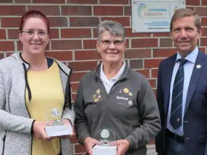 Geh&ouml;rten zu den besten Einzelsch&uuml;tzen: Sabrina Cornelius (links) und Gertrud L&uuml;bben. Der stellvertretende Landrat Dieter Kohlmann gratulierte.