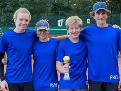 Stolze Weser-Ems-Cup-Gewinner: (von links) Jakob Koch, Konstantin van Mark, Friedrich Uhlhorn und Fabio K&ouml;hn-Cerezo.