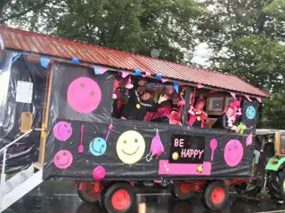&bdquo;Be happy&ldquo; (sei gl&uuml;cklich): So lautete nicht nur das Motto dieses Motivwagens beim Ernteumzug in Nordloh, Tange und Aperberg, sondern wegen des schlechten Wetters gleich die Devise aller Teilnehmer.