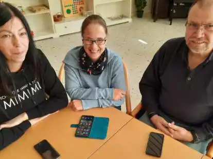 Alexandra Tatura, Anja H&uuml;lsebusch und Andreas H&uuml;ttner (von links) erkl&auml;ren vor allem Senioren den Umgang mit dem Handy.