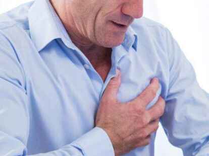 Schmerzen in der Brust? M&ouml;glicherweise erste Anzeichen f&uuml;r eine koronare Herzerkrankung.