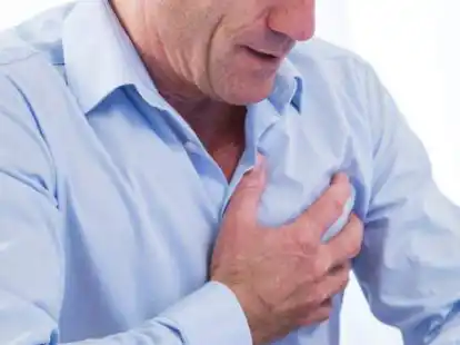 Schmerzen in der Brust? M&ouml;glicherweise erste Anzeichen f&uuml;r eine koronare Herzerkrankung.