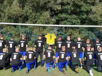 Um das Andenken an den verstorbenen 38-j&auml;hrigen Spieler des FC Brookmerland aufrecht zu erhalten, hat der Verein spezielle Trikots erstellt. Sie tragen die Nummer 9 und den Spitznamen des Verstorbenen.