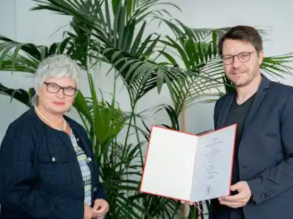 Prof. Dr.-Ing. Sven Uhrhan erh&auml;lt seine Ernennungsurkunde von Prof. Dr. Karin Luckey.