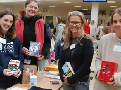 Alles zu verschenken: Merit Klus, Anja M&uuml;ller, Susanne Balduff und Hannah H&uuml;ckelhoven (von links) vom Regionalen Umweltzentrum  haben den Verschenkemarkt organisiert.