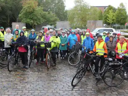 Sturm- und regenfest: Knapp 40 Ganderkeseer Landfrauen haben sich vom Herbstwetter am Samstag nicht von ihrer geplanten  Radtour abbringen lassen.
