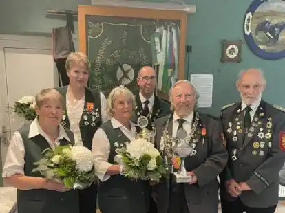 Bilden das neue K&ouml;nigshaus (von links): Edda Haschen, Sandra Nuss, B&auml;rbel Garbade, Lorenz Heiner, Hans-Werner Wichowski und Hartmut Garbade