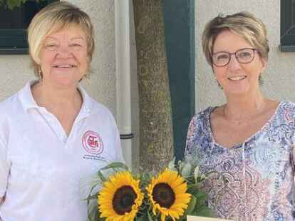 Abschied nach 25 Jahren (von links): Brigitte Klattenhoff vom TV Hude &uuml;bergab Blumen, eine Urkunde sowie ein kleines Pr&auml;sent an Andrea Trabner.