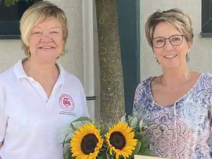 Abschied nach 25 Jahren (von links): Brigitte Klattenhoff vom TV Hude &uuml;bergab Blumen, eine Urkunde sowie ein kleines Pr&auml;sent an Andrea Trabner.