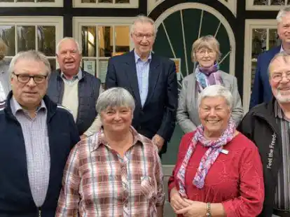 Organisiert den Vortrag: der Seniorenbeirat der Samtgemeinde Harpstedt (hier mit Mitgliedern der Samtgemeindeverwaltung und dem ehemaligen Vorstand).