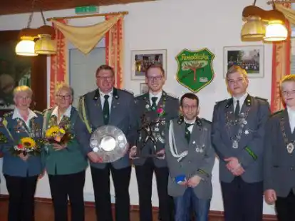 Das neue K&ouml;nigshaus in Tweelb&auml;ke (von links): Anke Haverkamp, 1. Hofdame und K&ouml;nigin der K&ouml;niginnen, Inge Bruns, K&ouml;nigin, Hiltraud Dagott, 2. Hofdame, Heiko Klaener, 1. Ritter und K&ouml;nig der K&ouml;nige, Marc Heinemann, K&ouml;nig, Leif Dallmann, 2. Ritter, Eike Gorath, Juniorenk&ouml;nig, S&ouml;nke Huntemann, Jugendk&ouml;nig.