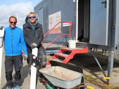 Marcel Sakowitz (links) und Tim Schaper bei Abbauarbeiten zum Saisonschluss 2022 im Watterlebnis Sehestedt