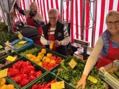 Sind nur noch bis Ende September auf den Ganderkeseer Wochenmarkt anzutreffen: Obst- und Gem&uuml;seh&auml;ndlerin Helga Matschinski (von rechts) und ihre Mitarbeiterinnen Gerti Widner und Sigrid Meyer-Heuer.