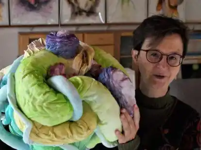 Vielf&auml;ltig: Textile Objekte, aber auch Aquarelle und die &bdquo;Charakter-Tierbilder&ldquo; zeigt Gabriele B&ouml;ger in ihrem Atelier.