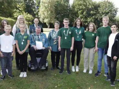 Die erfolgreichen Kinder und Jugendlichen des Kreisk&ouml;nigsschie&szlig;ens des &bdquo;Alten Amtsbezirk Friesoythe&ldquo; mit Kreisk&ouml;nig Sebastian Kemper und K&ouml;nigin Sina Schulte (Bildmitte).