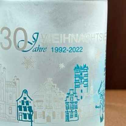 Der diesj&auml;hrige Becher der Leeraner Weihnachtsverlosung ist aus Glas.