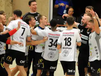 Feierten ausgelassen ihren Heimsieg: die Handballer des TV Cloppenburg