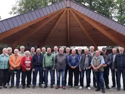 Erinnerten sich beim Grillfest an die Entstehung der Festscheune: die Aktiven der Rentnerb&auml;nd.