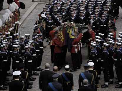 Westminster: Der Sarg von  Elizabeth II. verlässt die Westminster Hall für ihre Trauerfeier in der Westminster Abbey im Zentrum Londons.