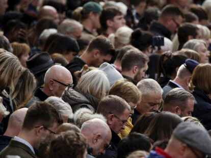Großbritannien: Am Tag der staatlichen Trauerfeier für die britische Königin Elizabeth II. halten die Menschen zwei Schweigeminuten ein.