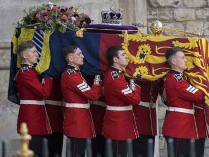 Beerdigung von Königin Elizabeth II.: Der Trauerzug für Königin Elizabeth II. verlässt nach ihrem Staatsbegräbnis in London, England, die Westminster Abbey auf dem Weg zur Wellington Arch.