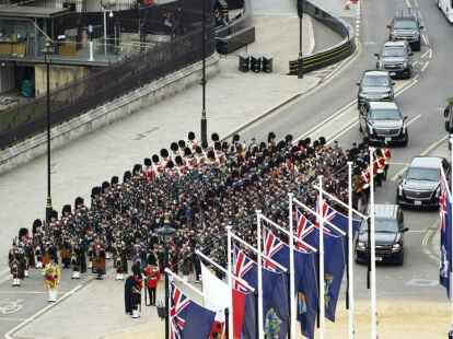 Großbritannien: Fahrzeuge der Autokolonne von US-Präsident Joe Biden und First Lady Jill Biden nähern sich dem  Staatsbegräbnis von  Elizabeth II.