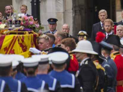 Westminster: Prinzessin Anne, Prinz Andrew und Prinz Harry sehen zu, wie der Sarg von Königin Elizabeth II.  auf eine Lafette gestellt  wird.