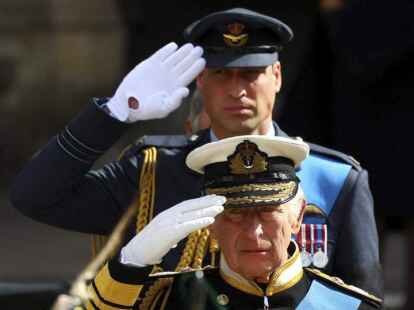 Großbritannien: Der britische König Charles III und Prinz William.