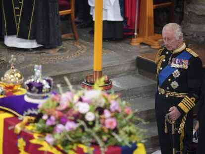 Westminster: König Charles III trauernd vor dem Sarg seiner verstorbenen Mutter