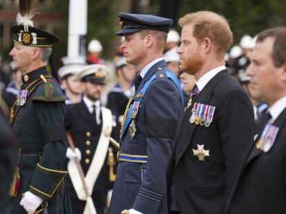 Westminster: Prinz William und Prinz Harry folgt mit trauerndem Ausdruck einer Lafette mit dem Sarg von Elizabeth II.